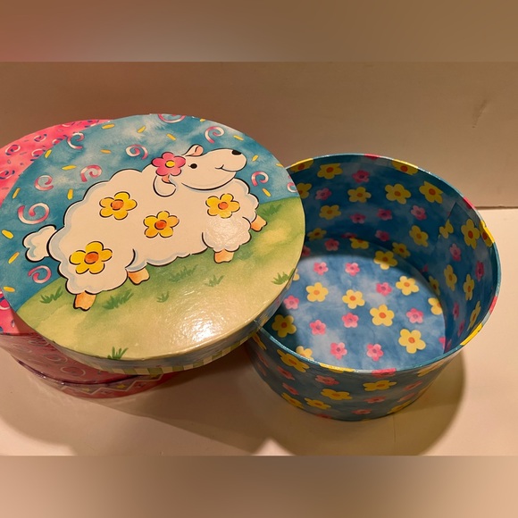 LOT OF 2 STORAGE BOXES. - Picture 7 of 11